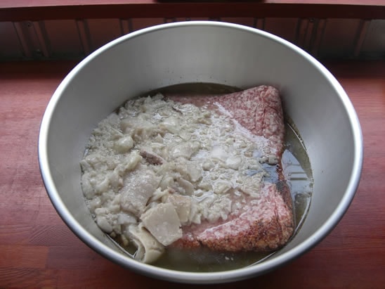 STEP3門外不出～雷神特製タレ・豚挽肉・特製豚背脂を丹念によく混ぜ合わせる