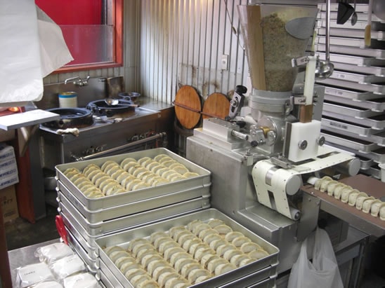 STEP5あとは餃子マシンで包みこんだら完成です!